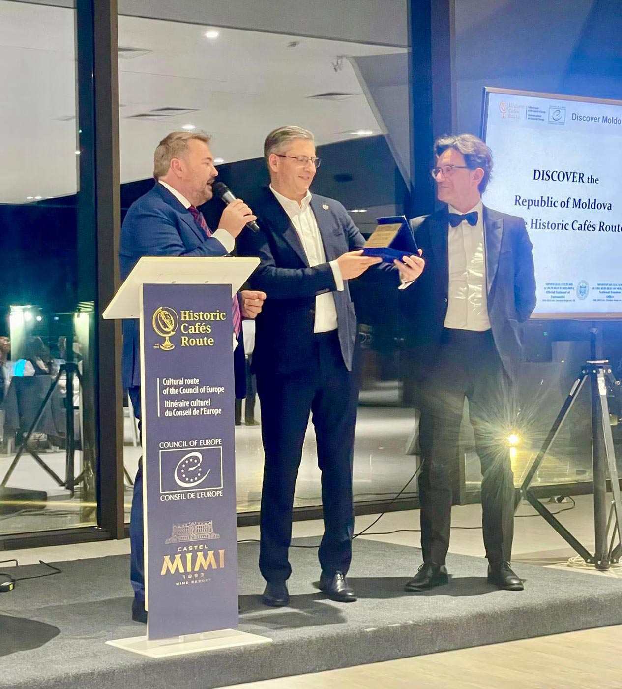 HCR President Arnold Klingeis and Vice President Alexandros Delithanassis offer the HCR distinction „The Power of Culture“ to Mr. Alexandru Macedon, President of StarNet, host and organizer of the Chișinău Business Forum