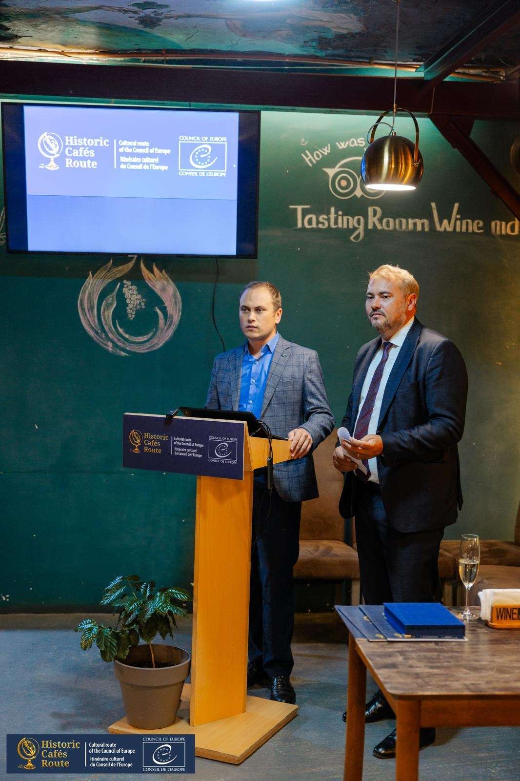 Valentin Ceban, Director of the National Tourism Office of the Republic of Moldova, with HCR President Arnold Klingeis